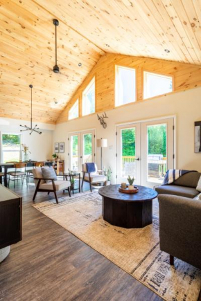 Modern Chalet w/ Firepit, BBQ, Fast Wi-Fi, Dogs OK
